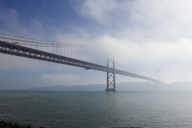 127-dag-2-fietstocht-047-docas-ponte-25-de-abril.jpg - Deze brug is vrijwel identiek aan de Golden Gate Bridge in San Francisco. Het was dezelfde Amerikaanse maatschappij die de brug bouwde in 1962. De oorspronkelijke naam van de brug was Ponte Salazar, maar tijdens de Anjerrevolutie in 1974 werd ze omgedoopt tot Ponte 25 de Abril.