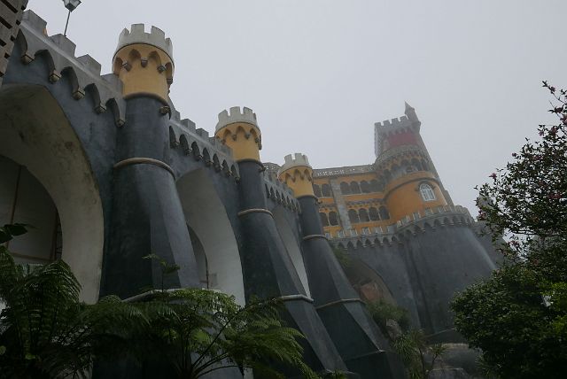 198-dag-3-palacio-pena-020.jpg - Het paleis staat op de top van een heuvel, op 450 m  hoogte, boven Sintra. Het is het kleurrijkste kasteel van Europa. Dat zien we nog ondanks het slechte weer!  