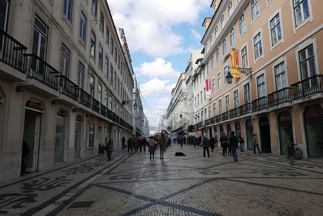 248-dag-4-rua-da-augusta-01.jpg - Dit is de belangrijkste winkelstraat van Lissabon. Zij verbindt Praça do Comércio met Praça Rossio.