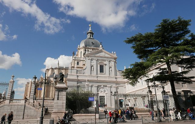008-dag-1-012-palacio-real.jpg - De bouw van deze kathedraal begon in 1883. 110 jaar later werd ze ingezegend door paus Johannes Paulus II. Vanaf dan werd ze ook als dé stadskathedraal erkend.