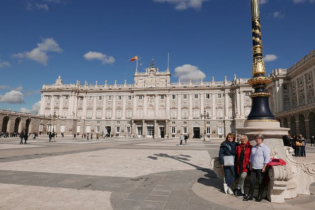 011-dag-1-018-palacio-real.jpg - Drie nichten op Plaza de la Armería, zeg maar het voorste terrasje van het Palacio Real.