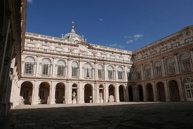 019-dag-1-029-palacio-real.jpg - Het Palacio Real wordt door de koninklijke familie alleen nog gebruikt tijdens plechtigheden. De rest van het jaar is het opengesteld voor het publiek. De familie heeft een ander stekje in Madrid gevonden.