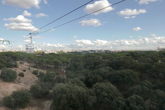 046-dag-1-059-teleferico.jpg - Casa de Campo in zicht met de skyline van Madrid op de achtergrond.
