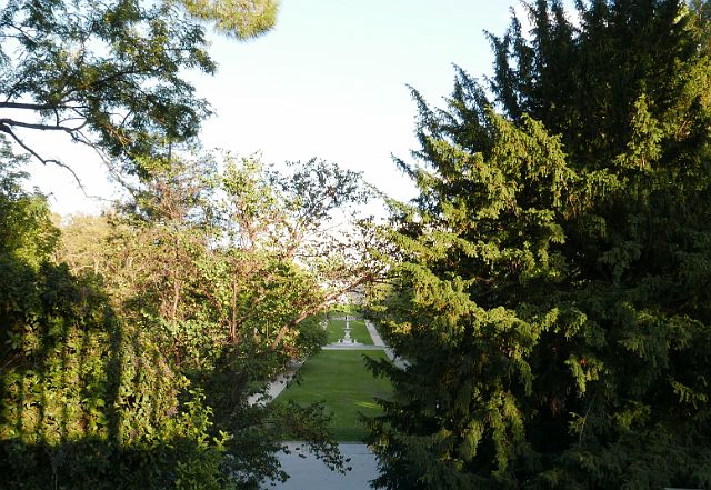 058-dag-1-073-jardines-del-moro.jpg - Jammer, de poorten van de Campo del Moro, de achtertuin van het koninklijk paleis, zijn al dicht. We kunnen er enkel nog een glimp van opvangen.
