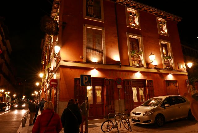 067-dag-1-083-pleintje-avond.jpg - We eindigen onze eerste dag in La Latina, de oudste wijk van Madrid en bekend voor zijn smalle steegjes en kronkelige straatjes. De wijk heeft tal van gezellige tapasbars waar locals voor een gezellige, authentieke sfeer zorgen.