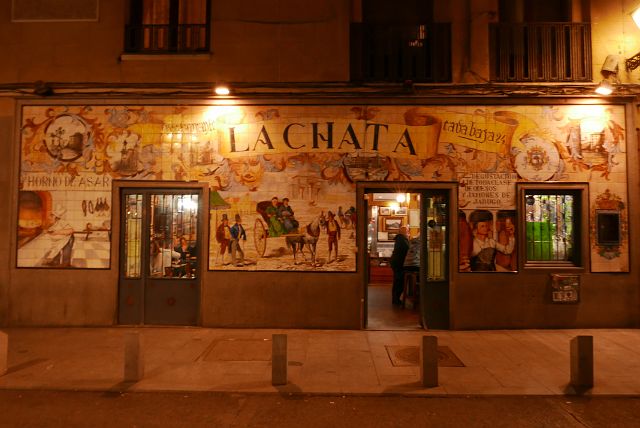 068-dag-1-08-la-latina-calle-baja.jpg - De Cava Baja staat bekend om de restaurants met authentieke Spaanse keuken en is meteen ook de meest iconische straat van de buurt... “Wa wil da zeggen?”