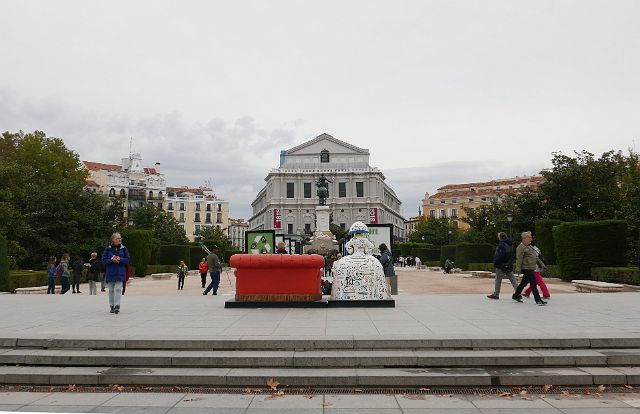 081-dag-2-097-plaza-de-oriente.jpg - Plaza de Oriente met Filip IV op z’n paard en het Teatro Real achteraan.