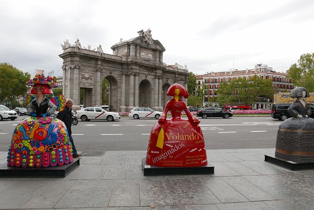 098-dag-2-117-Plaza-de-la-Independencia.jpg - Midden op het plein bevindt zich Puerta de Alcalá, de oudste stadspoort van Madrid. Deze neo-klassieke triomfboog werd gebouwd tussen 1769 en 1778 in opdracht van koning Carlos III. De middelste toegang was speciaal voor de leden van het koninklijke huis. De twee doorgangen daarnaast waren voor de rijtuigen en de buitenste twee doorgangen voor het gewone volk. 