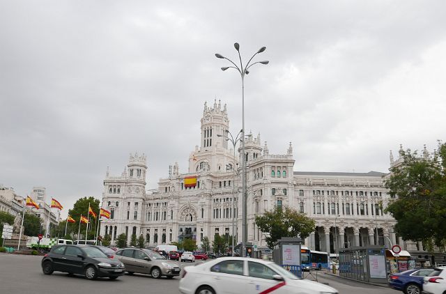 099-dag-2-120-Plaza-de-Cibeles.jpg - Ook op de Plaza de Cibeles, een van de belangrijkste verkeersaders van de stad, is het geen weldoening om te fietsen. Het mooie witte gebouw op de hoek, Palacio de Cibeles, is sinds 2007 het stadhuis van Madrid. Oorspronkelijk was dit het hoofdpostkantoor.