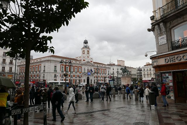 100-dag-2-121-Puerta-del-Sol.jpg - We rijden terug richting vertrek om de fietsen in te leveren. We ontmoeten Cecile en Lutgarde op de Puerta del Sol.