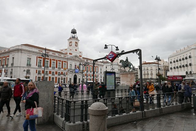 101-dag-2-123-Puerta-del-Sol.jpg - Puerta del Sol is de drukste plek van de stad.