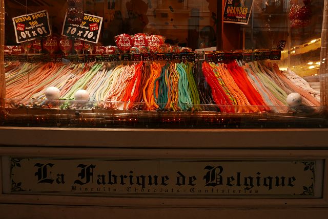 136-dag-2-159-Calle-de-Toledo.jpg - Snoepwinkeltje in Calle de Toledo, in de buurt van Plaza Major. Snoep in alle kleuren.