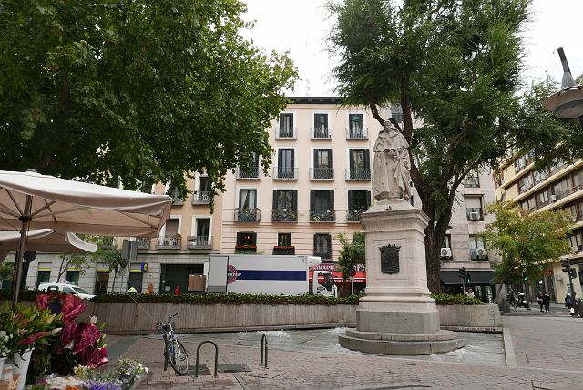 137-dag-2-160-Tirso-de-Molina.jpg - Plaza Tirso de Molina, in de buurt van ons appartement, genoemd naar een Spaanse barok-toneelschrijver, dichter en rooms-katholieke monnik uit de 17de eeuw.