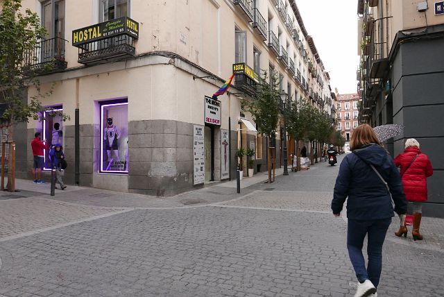 140-dag-2-165-Chueca.jpg - Rondslenteren in Chueca, de wijk die bekend staat als de ‘gay buurt’ van Madrid. Toen het homohuwelijk werd gelegaliseerd in 2005, vestigden zich veel homosexuelen zich in deze wijk. Het Europese Gay Festival Europride werd in 2007 voor het eerst hier georganiseerd.  