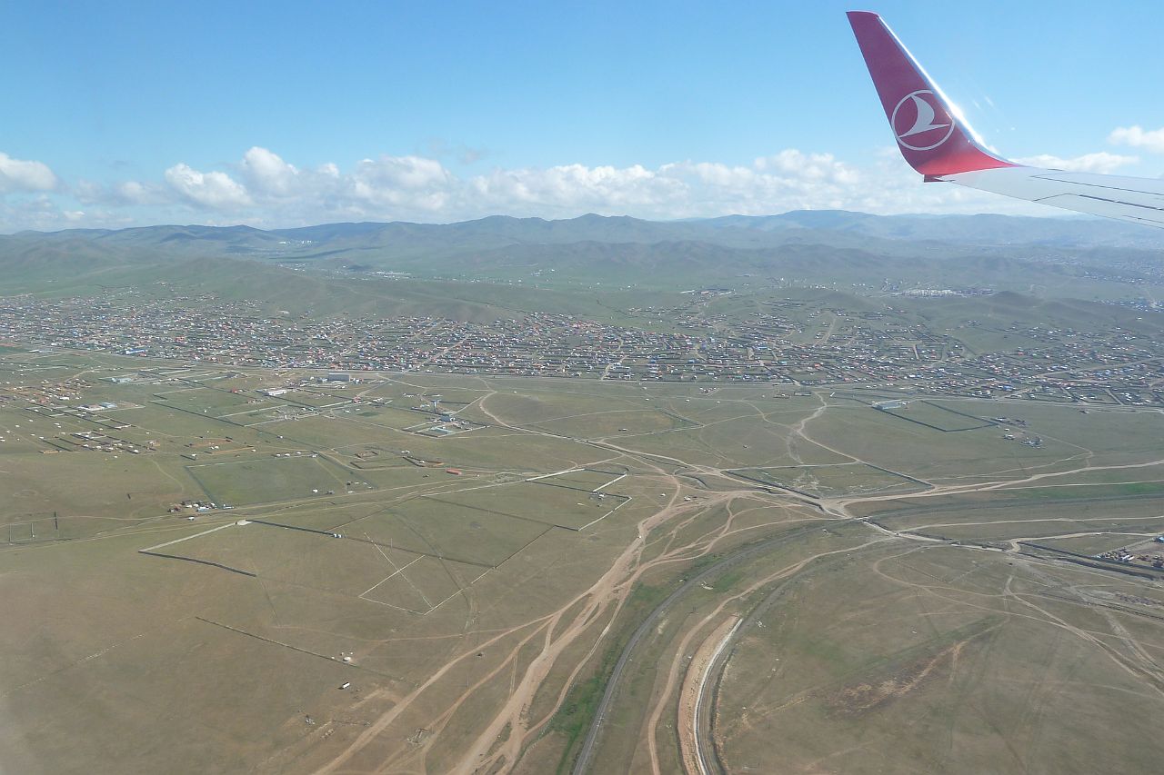004-Ulaanbaatar-169-vliegtuig.jpg - Ulaanbaatar, de hoofdstad van Mongolië, ligt op 1350 m...