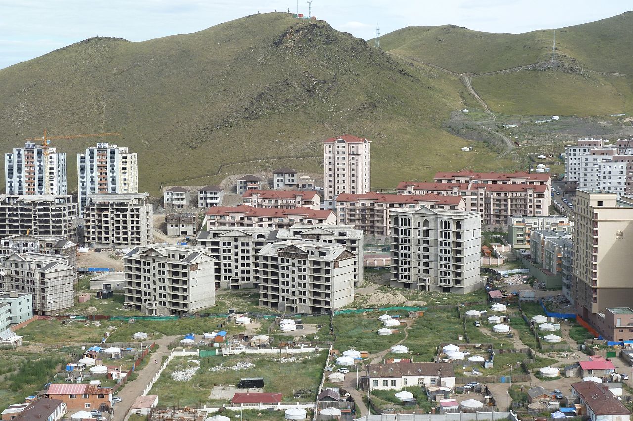 008-Ulaanbaatar-176-zaisan-memorial.jpg - Gers, de tradionele behuizing, worden vervangen door nieuwbouw.