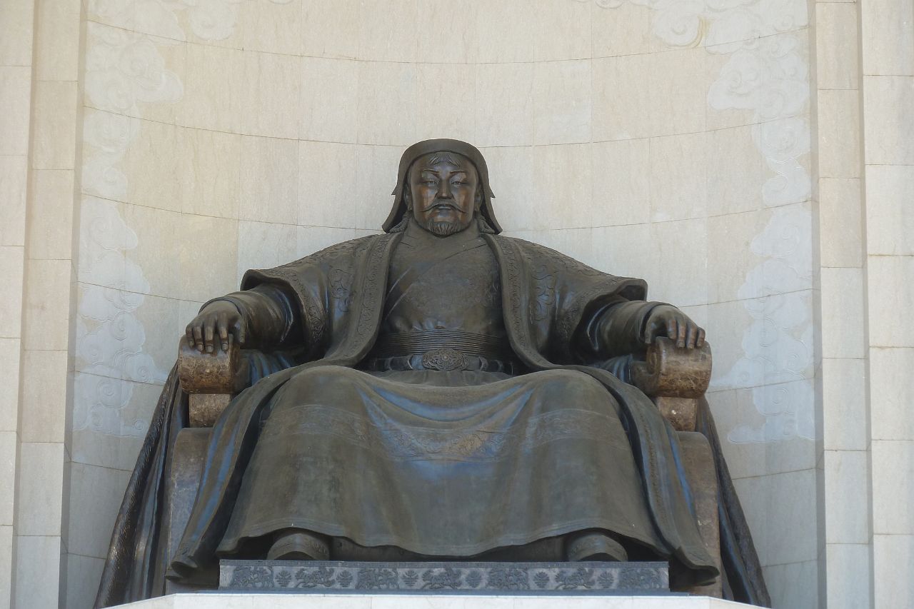 015-Ulaanbaatar-136-Chinggis-Square.jpg - Dzjengis Khan stichtte het Mongoolse rijk in 1206. Op zijn hoogtepunt bevatte het Mongoolse rijk een gebied dat zich uitstrekte van Zuidoost-Azië tot Oost-Europa. Na de dood van Koeblai Khan, kleinzoon van, in 1294, viel het rijk uiteen.