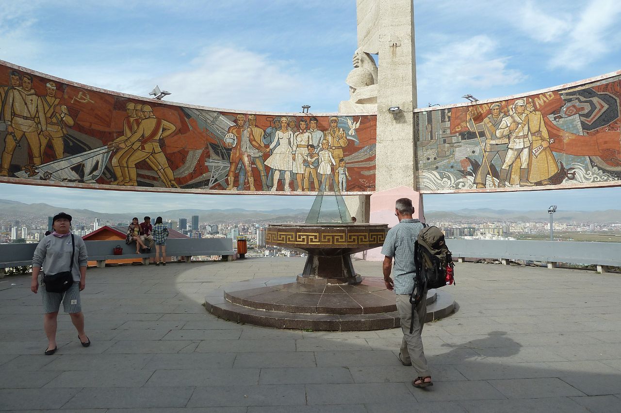 026-Ulaanbaatar-175-zaisan-memorial.jpg - Deze cirkelvormige schildering geeft de banden weer tussen de Sovjet-Unie en het Mongoolse volk. De door de Sovjet-Unie gesteunde Mongoolse onafhankelijkheid in 1921 en de overwinning van de Sovjet-Unie op Nazi-Duitsland worden erin weergegeven.