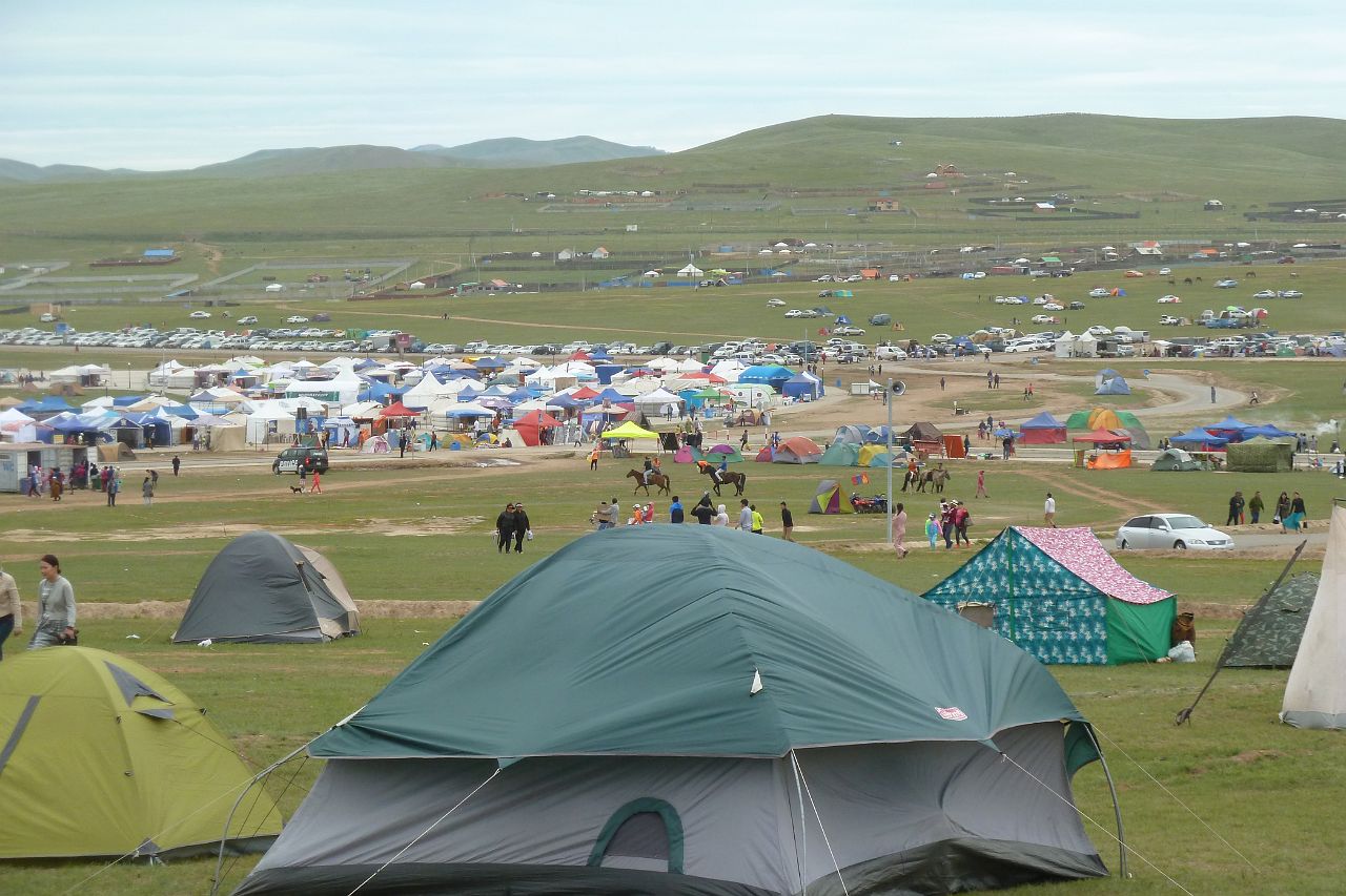 030-Ulaanbaatar-085-naadam.jpg - Mongolen slaan dan hun tenten op in de wijde omgeving van Ulaanbaatar.