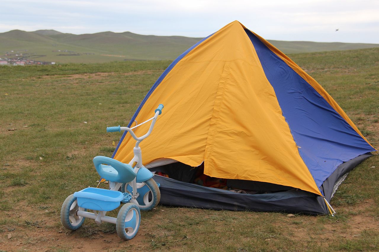 031-Ulaanbaatar-001-naadam.jpg - Deze kleine heeft zijn wagen vóór de tent geparkeerd.