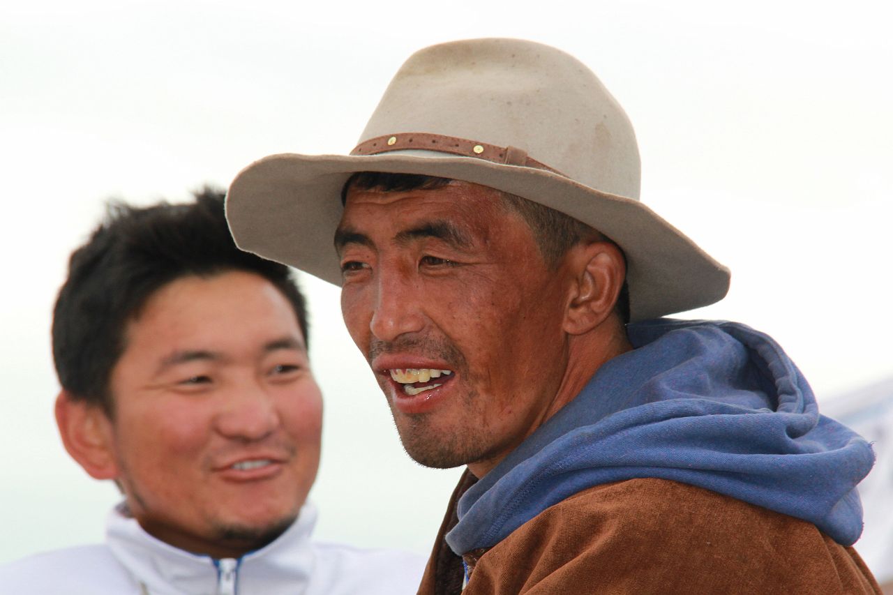 034-Ulaanbaatar-012-naadam.jpg - En ze moeten eens lachen met...