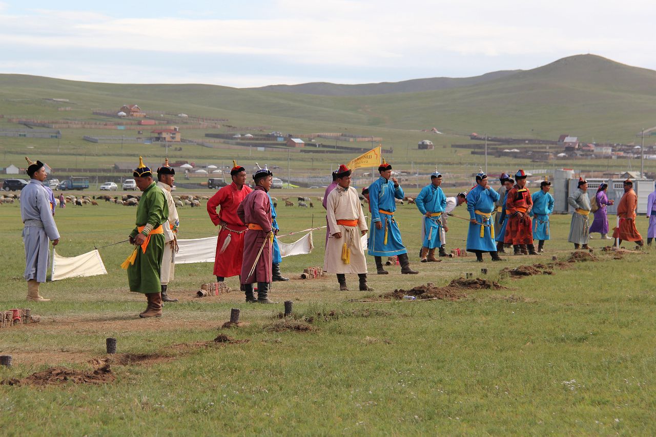 042-Ulaanbaatar-042-naadam.jpg - Boogschieten.