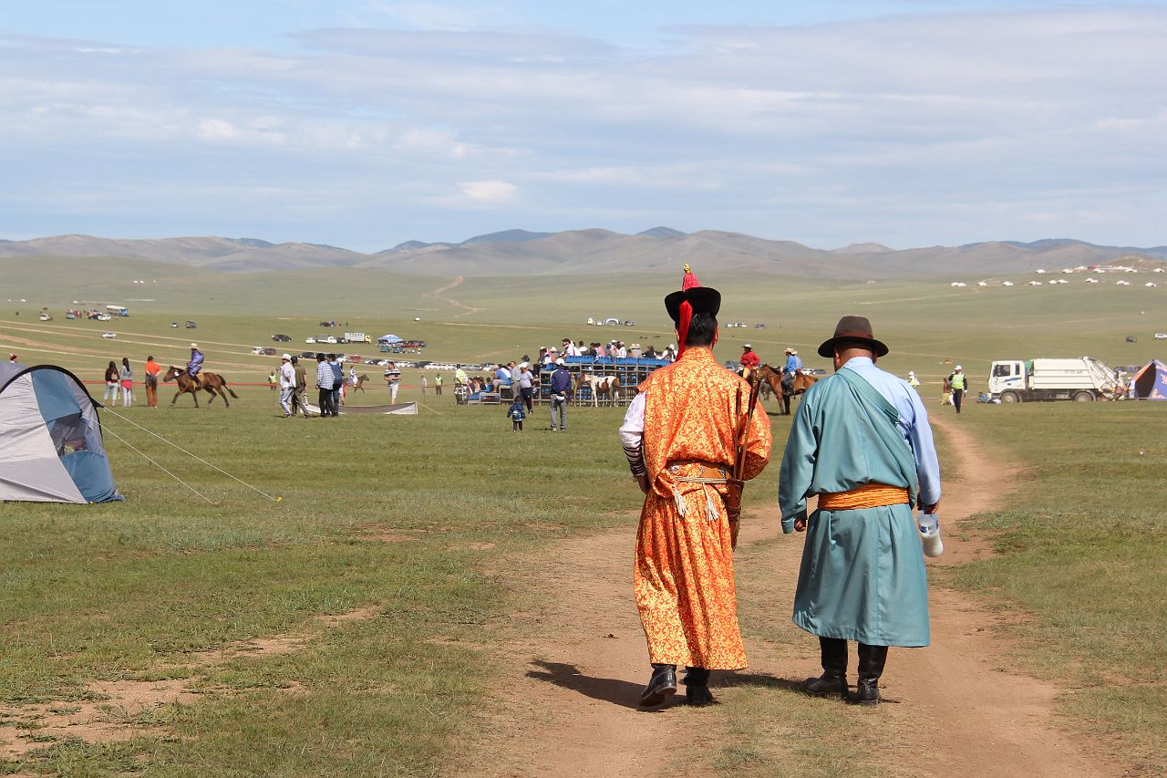 048-Ulaanbaatar-056-naadam.jpg - ...gaan anderen een kijkje nemen naar de paardenshow.