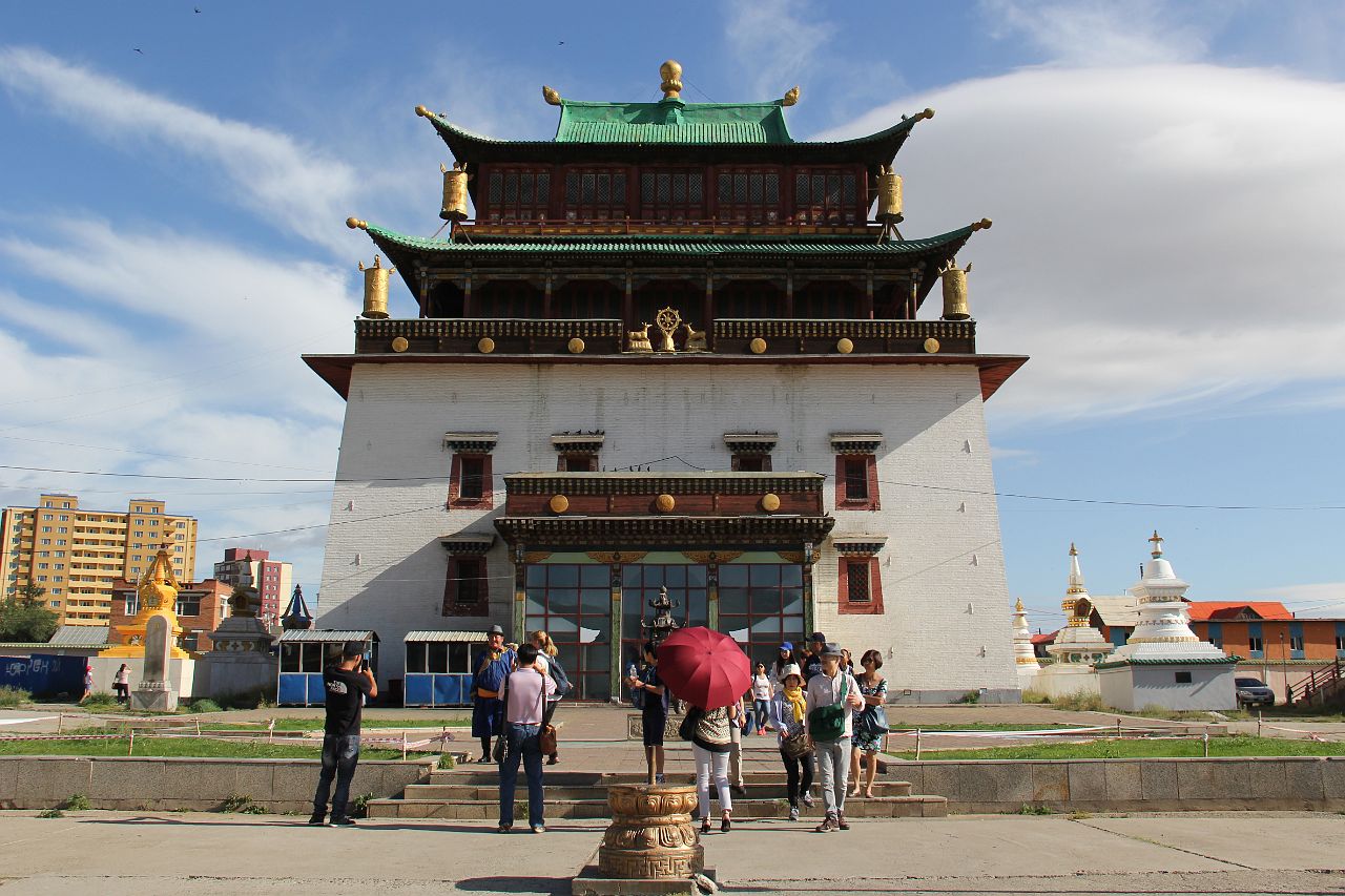 059-Ulaanbaatar-088-gandan-klooster.jpg - Gandan Khiid, een klooster in Tibetaanse stijl. Het klooster werd gesticht in 1835 en groeide uit tot het belangrijkste centrum voor boeddhistische leer in Mongolië.