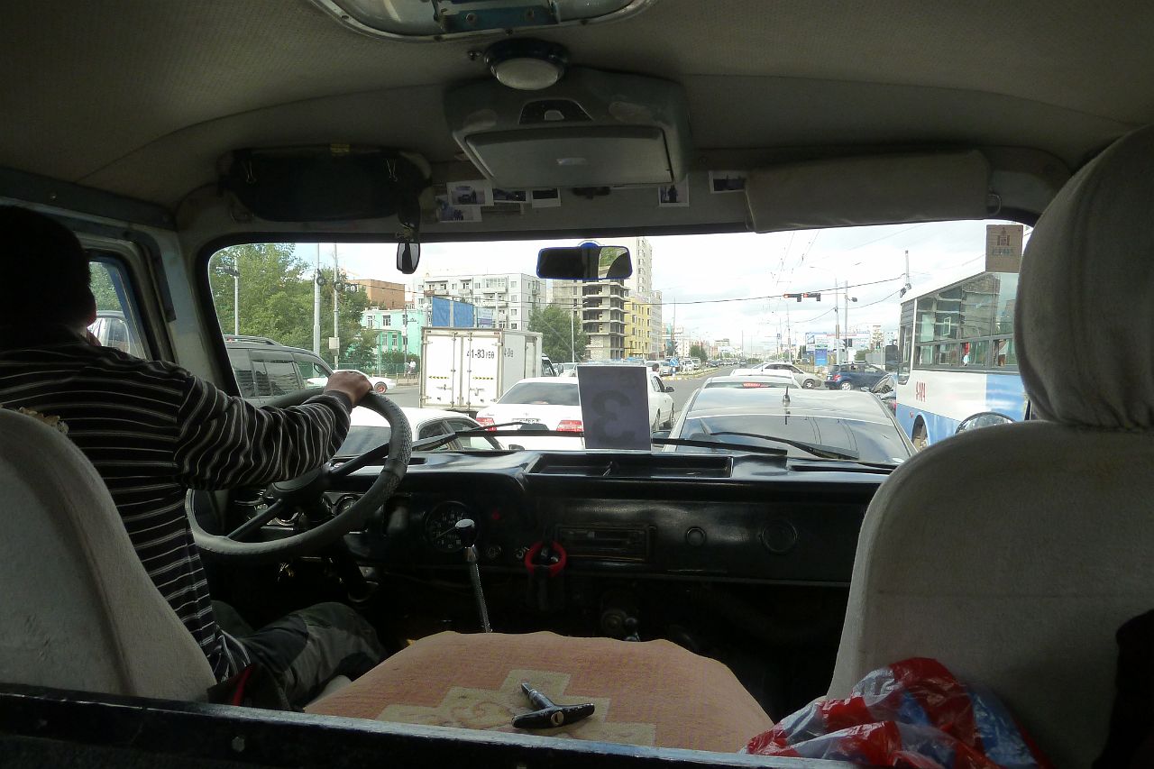 065-Ulaanbaatar-181-vertrek-Khustai.jpg - In een lookalike VW-busje van Russische makelij rijden we Ulaanbaatar uit. De reis kan beginnen!
