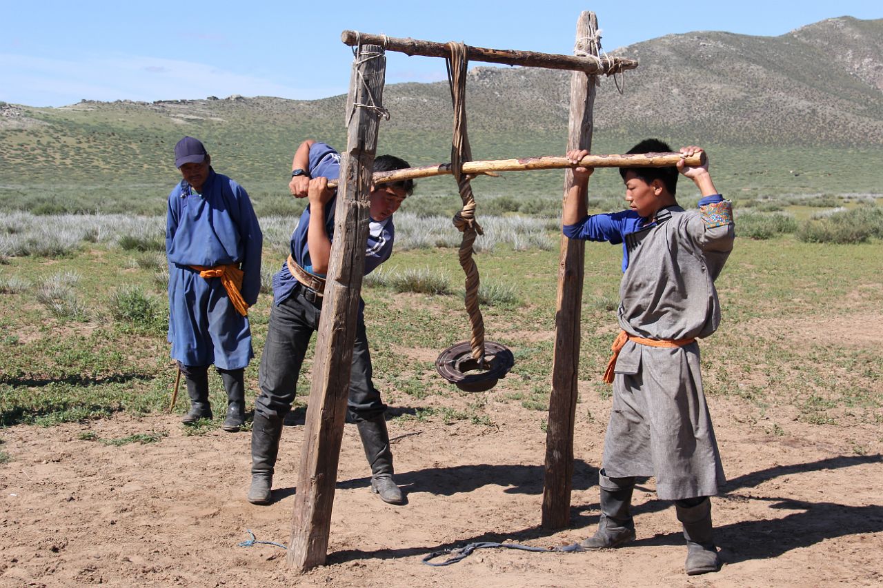 201-gurvanbulag-138-nomadenfamilie.jpg - Zo wordt leer gemaakt. Het 'opperhoofd' houdt een oogje in het zeil.