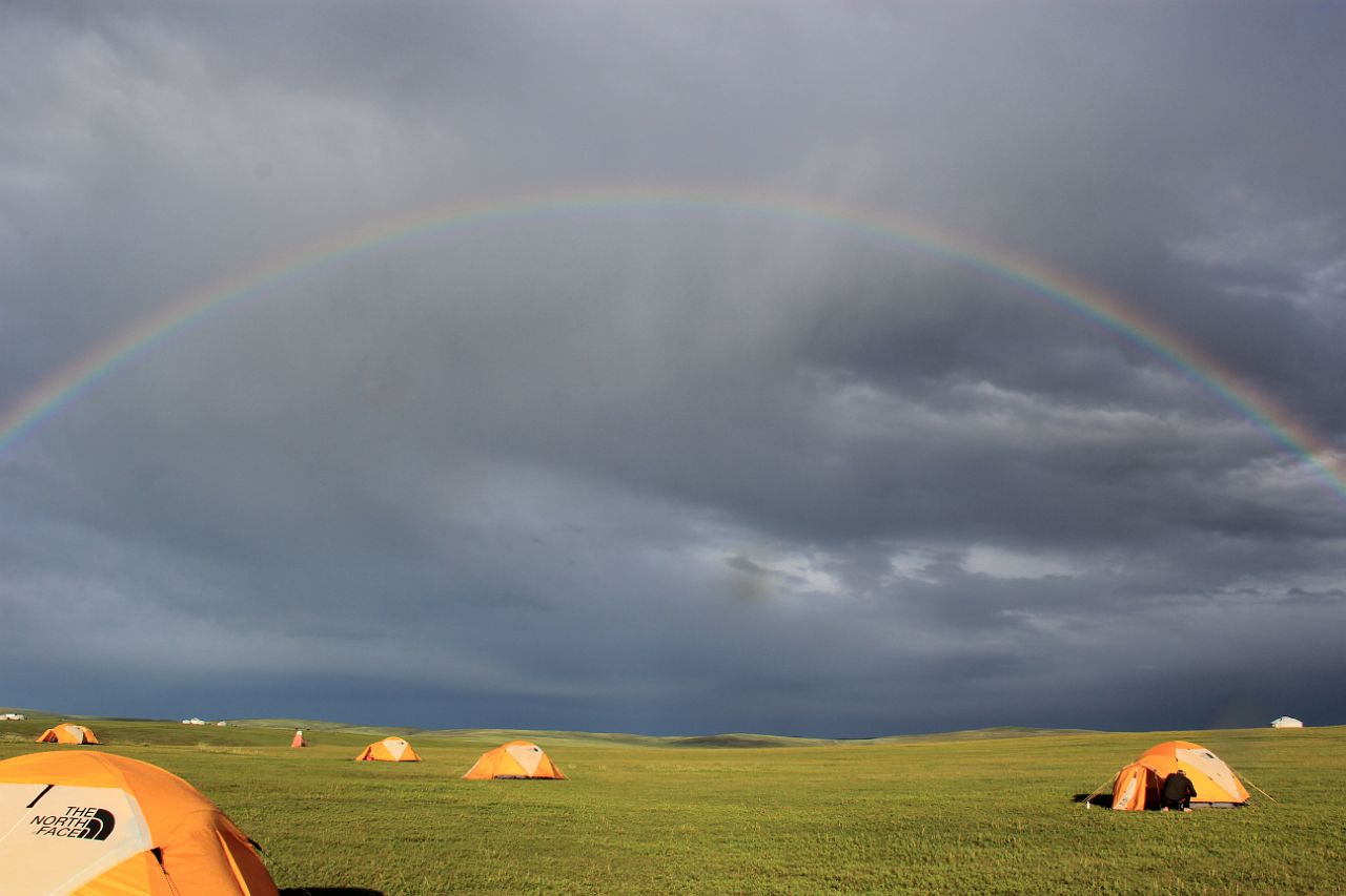262-Ugii-052.jpg - De regenboog staat er al als we op de kampeerplek arriveren.