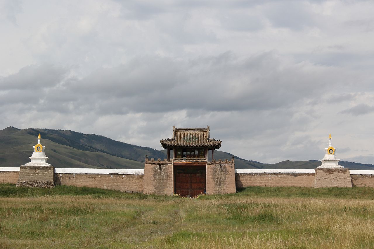 271-Kharkhorum-012-ErdeneZuu.jpg - Het klooster wordt omgeven door een 7,5 m hoge muur waarin 108 stoepa's verwerkt zijn (omdat 108 een heilig getal is in het boeddhisme).