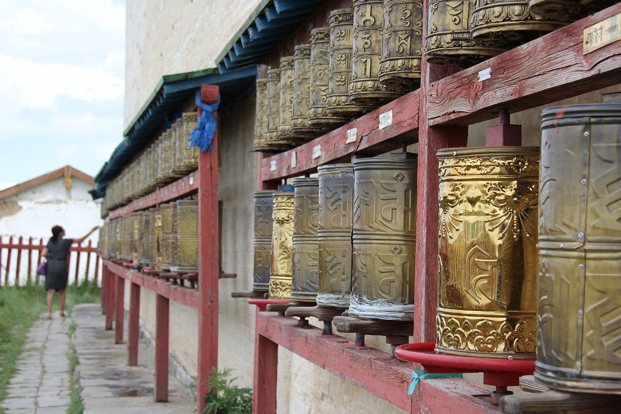 286-Kharkhorum-037-ErdeneZuu.jpg - Buiten zijn de gebedsmolens in gebruik.