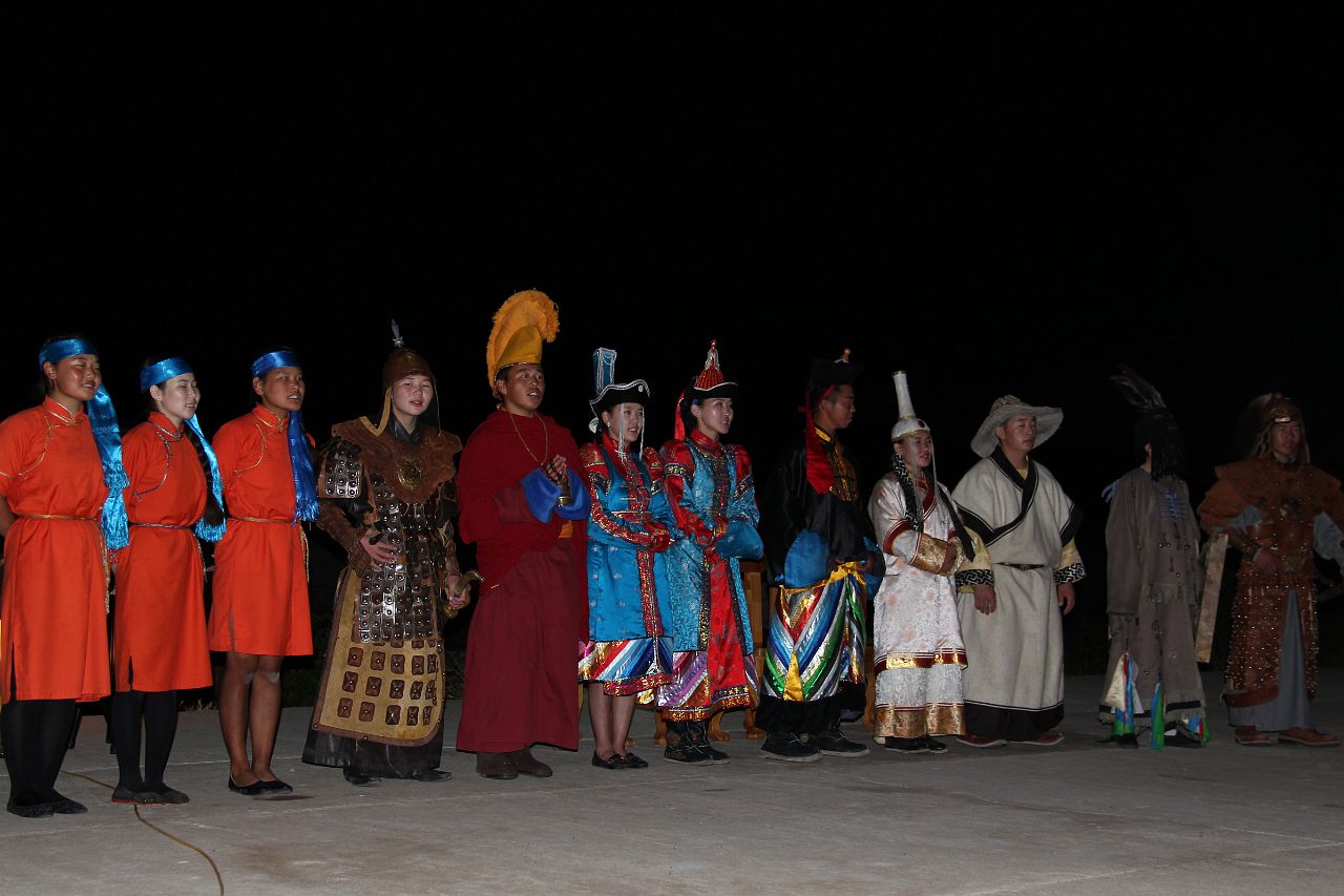 434-Ongiin-Khiid-096-gerkamp.jpg - We worden nog vergast op een Mongoolse modeshow over de eeuwen heen.