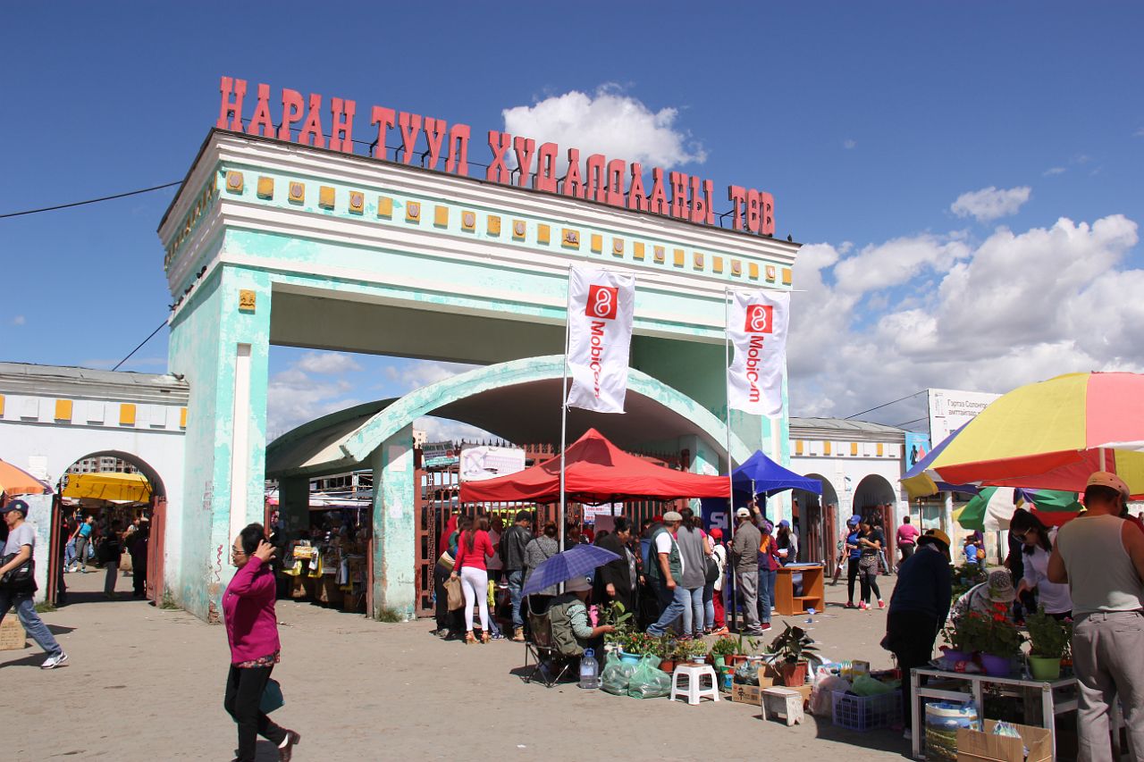 646-Ulaanbaatar-151-black-market.jpg - Er rest ons nog één dag om rond te slenteren in Ulaanbaatar. We bezoeken de black market.