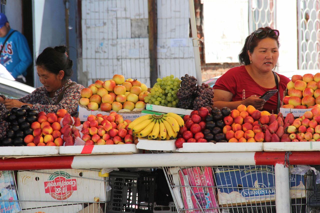 648-Ulaanbaatar-152-black-market.jpg - Behalve wat fruit en groenten,...