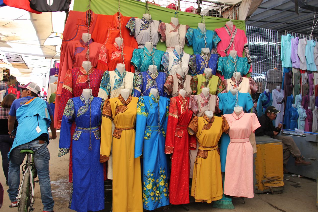 653-Ulaanbaatar-160-black-market.jpg - Afgezien van de Mongoolse vrouwenkleren.