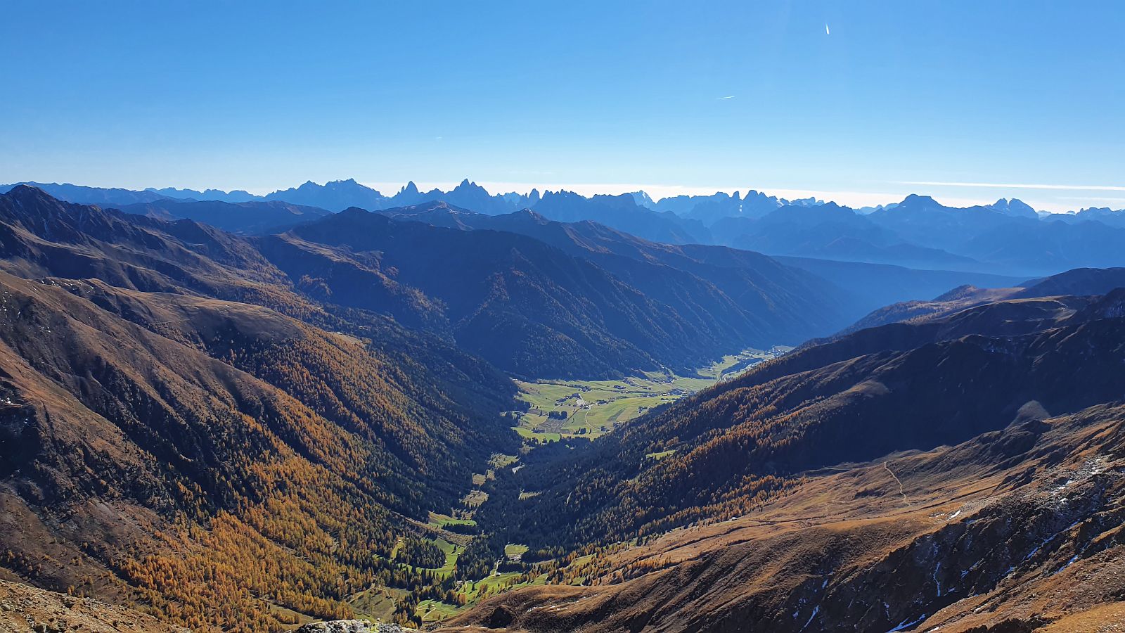 074-dag-4-41-deferreger-pfanhorn.jpg - Zicht op de Dolomieten en St. Magdalena in het Gsiesertal.