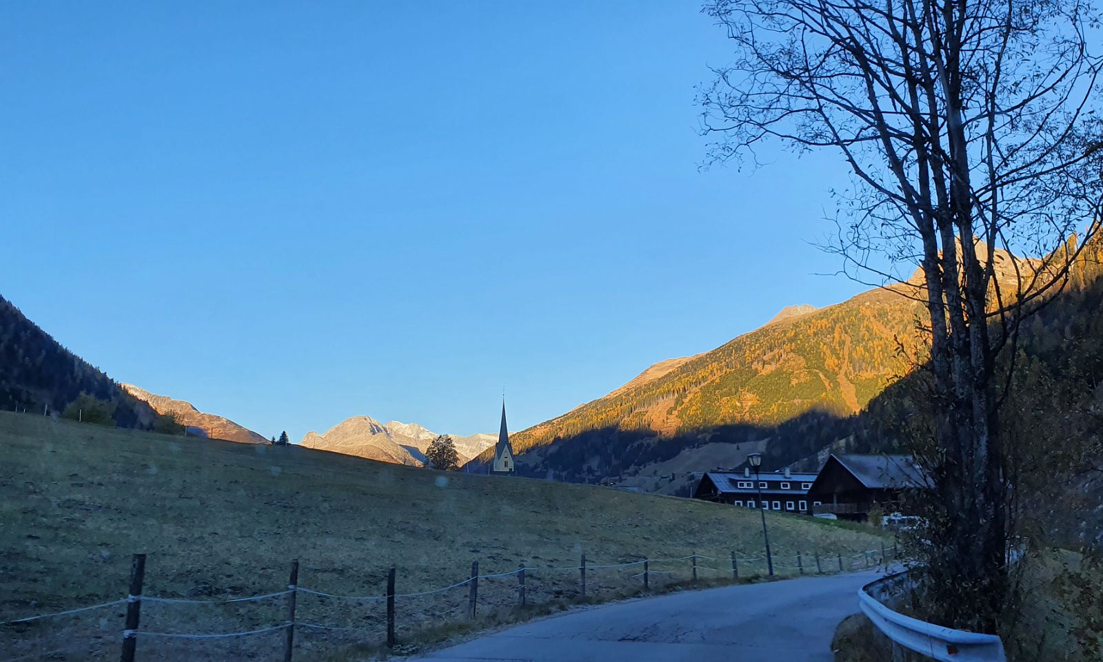 218-dag-8-002-onderweg-naar-Zuid-Tirol-St-Leonard.jpg - Een laatste keer voorbij de kerk rijden.