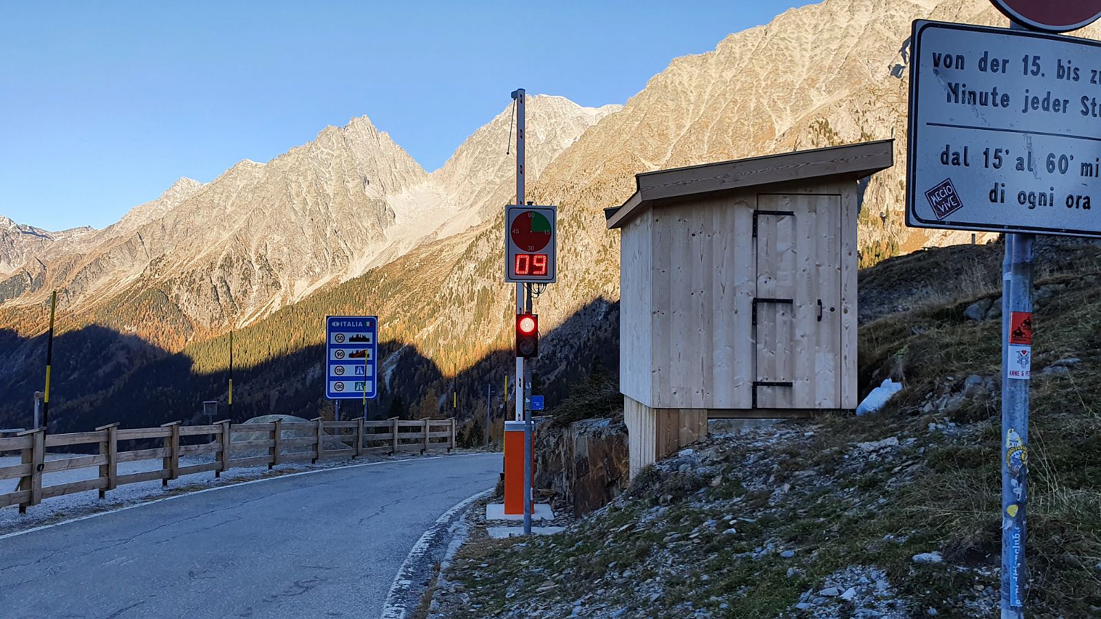 221-dag-8-008-onderweg-naar-Zuid-Tirol-Staller-Sattel.jpg - Wij moeten nog 9 seconden wachten om Staller Sattel over te kunnen.