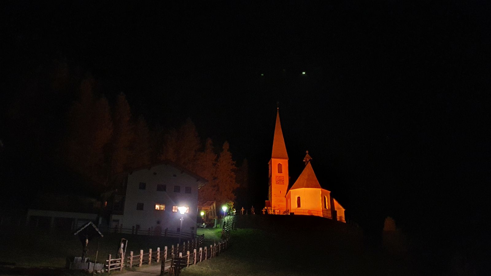 300-dag-9-072-St-Gertraud-by-night.jpg - We komen geen volk tegen als we ’s avonds gaan eten in Hotel Arnstein.