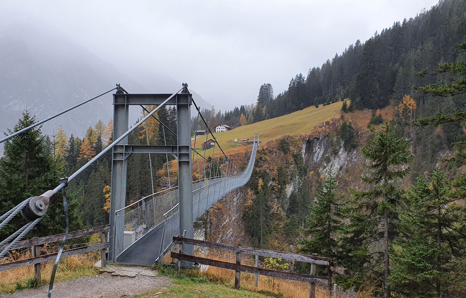 367-dag-12.-09-Hängebrücke-Holzgau.jpg - De ‘Hängebrücke’ in Holzgau is voor ons alleen.