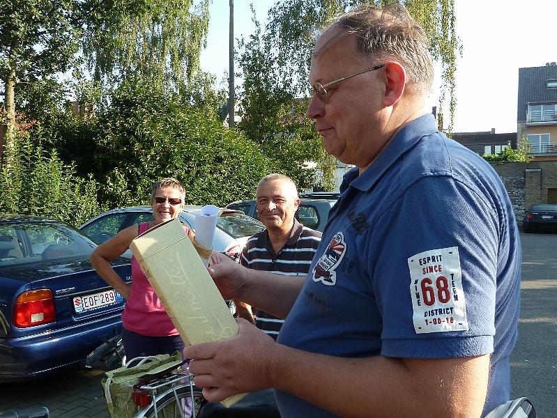 002dag1vertrek1.jpg - met een fles whisky want hij werd 60 jaar en organiseerde voor het Peefoon de vijfde tweedaagse fietstocht!