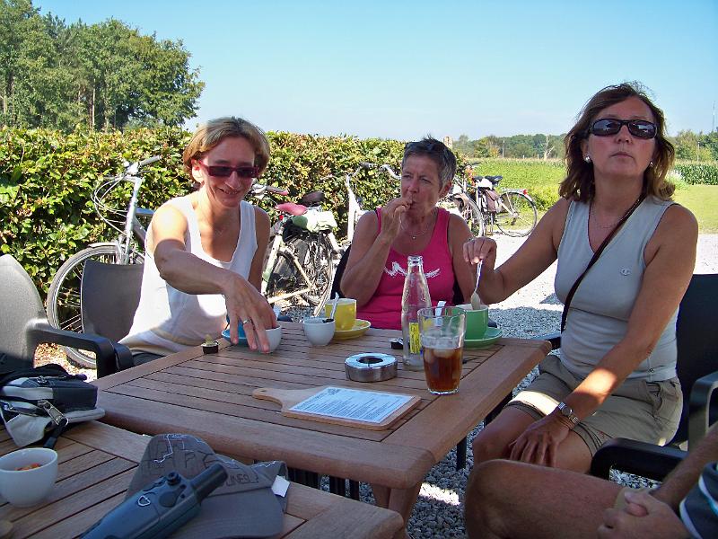 010dag1Microbrouwerij2.jpg - Terwijl de vrouwen een koffietje drinken ...