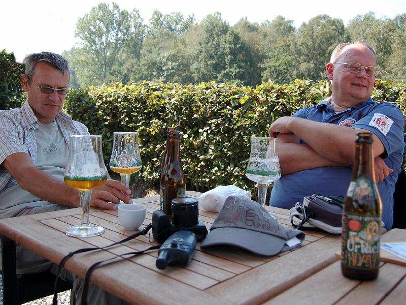 011dag1Microbrouwerij6.jpg - en de Gijssens, Manfred en (dorstige) Raoul nog een Urthel proeven ...