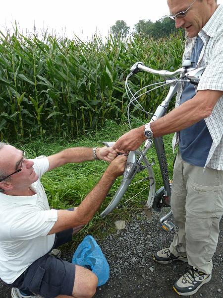 035dag2panne1.jpg - De peefoners snellen Manfred te hulp. Client service dragen ze nog altijd hoog in 't vaandel!