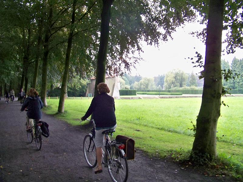 068Tillegem.JPG - De vrouwen zitten alweer op de fiets.