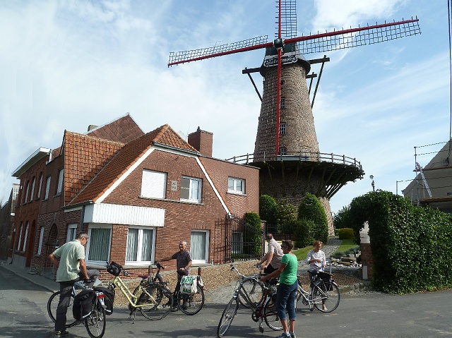 001-muizelmolen-5-mar.jpg - We zijn nog niet goed vertrokken vanuit Kortrijk en er is al een eerste reden om te stoppen: de Muizelmolen.