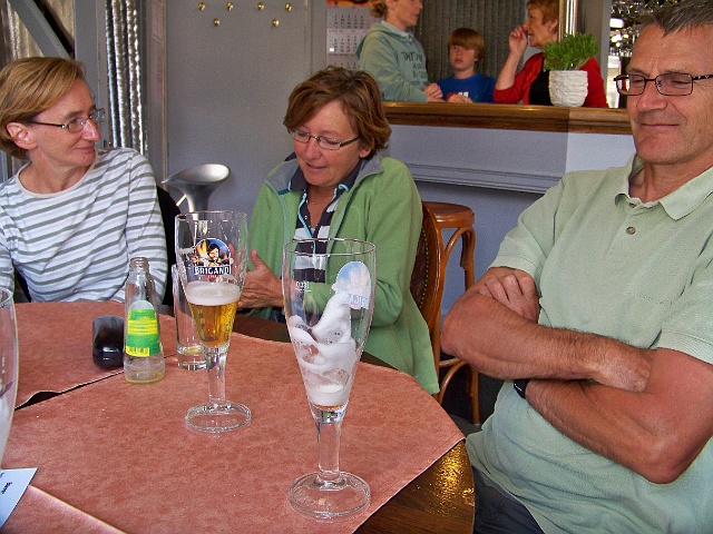 005-ingelmunster-2-gijs.jpg - Raoul heeft nog geen toelating gegeven om te drinken of de pint van Manfred is al leeg.