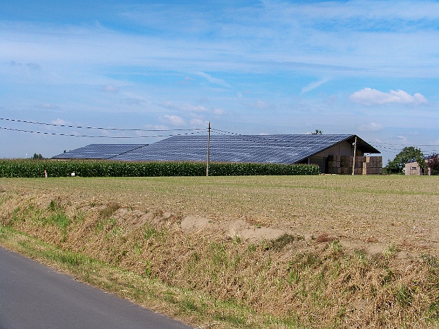 023-zonnepanelen.JPG - langs huizen waar zonnepanelen op het dak groeien.